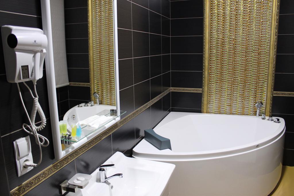 Astor Hotel & Spa Bishkek Bagian luar foto