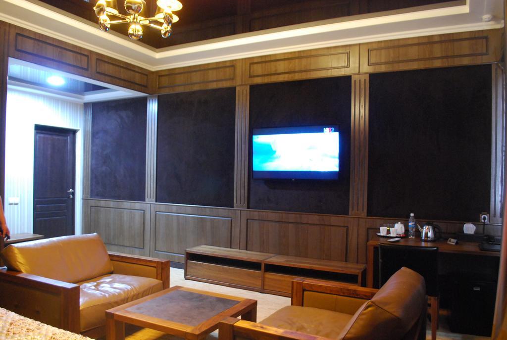 Astor Hotel & Spa Bishkek Bagian luar foto